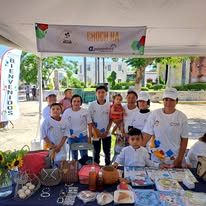 Artesanías y productos en el stand