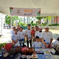 Integrantes del grupo en el stand